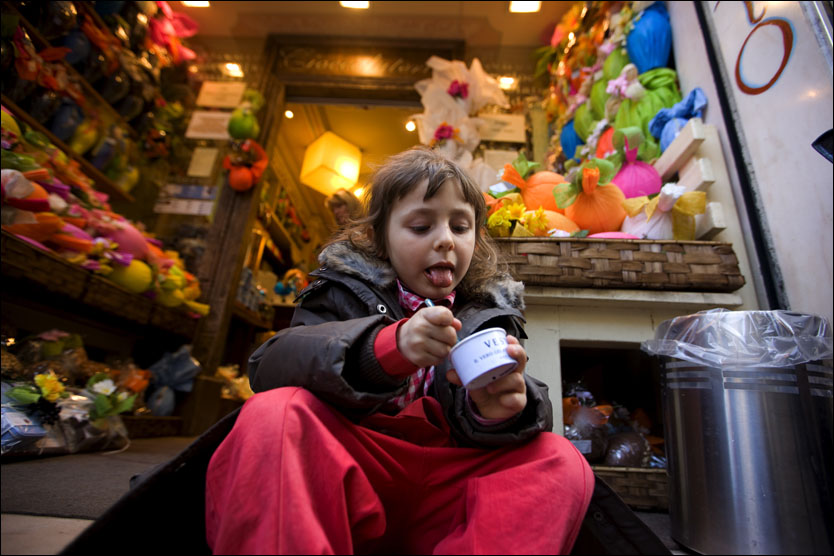 NAM! Matilde (5), innfødtFirenze-væring, nyter en fersk gelato på trappen til sjokolade- og isbutikken Vestri.