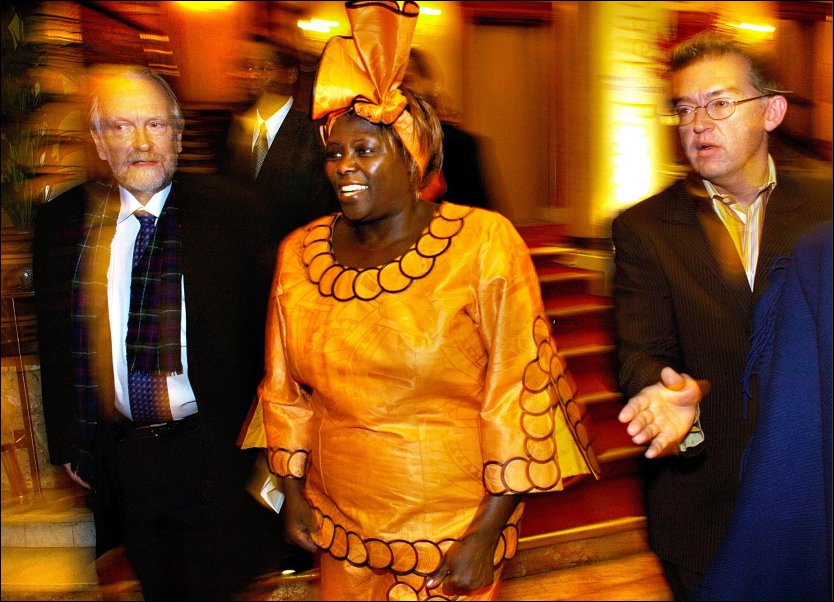 DØD: Nobles fredsprisvinner Wangari Maathai tapte kampen mot kreften. Her er Maathai utenfor Grand Hotel i Oslo før utdelingen av Nobels fredspris i 2004. Foto: Helge Mikalsen