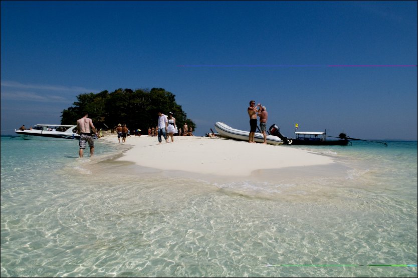 KOH MO: Krystallklart vann og hvit, finkornet sand. Ikke rart øyene utenfor Krabi-kysten er blitt mange nordmenns thaifavoritt. Longtail-båtene på fastlandet tar deg ut hit for 20-30 kroner. Foto: Robert Eik