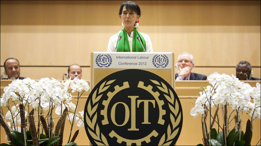 PÅ TURNÉ: Aung San Suu Kyi talte til FNs arbeidsorganisasjon torsdag. Til helgen kommer hun til Norge. Foto: Reuters