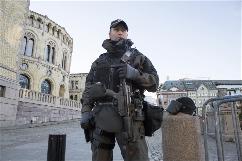 SKARPE SKUDD: Bevæpnet politi sperret av Stortinget og området rundt Stortinget i Oslo sentrum i forbindelse med en øvelse i fjor. Foto: THOMAS WINJE ØIJORD / NTB scanpix