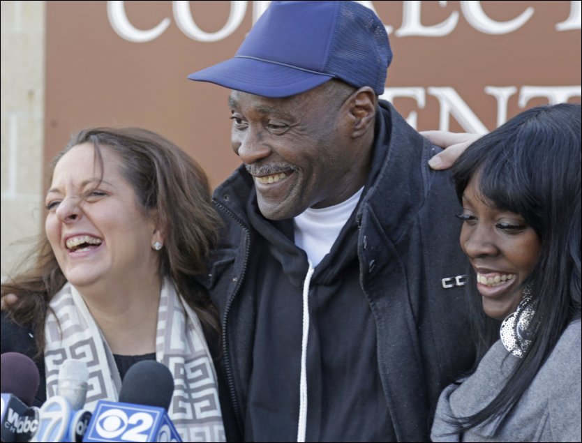 SAMMEN MED DØTRENE: Stanley Wrice gleder seg sammen med sin datter Gail Lewis (til høyre) og advokat Heidi Lin Lambros etter å ha fått friheten tilbake. Foto: AP