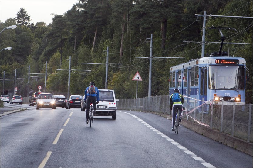 MORGENRUSH: Syklister, biler og trikk i morgenrushet i Oslo. Foto: NTB